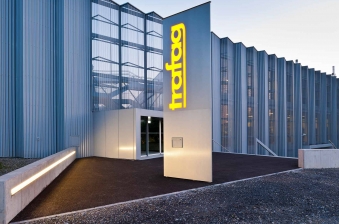 Trafag AG in Bubikon. Ein schöner Innenhof trennt die Produktion und die Bürowelt.