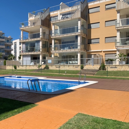 Professional working remotely from a Vinnufri location in Alicante