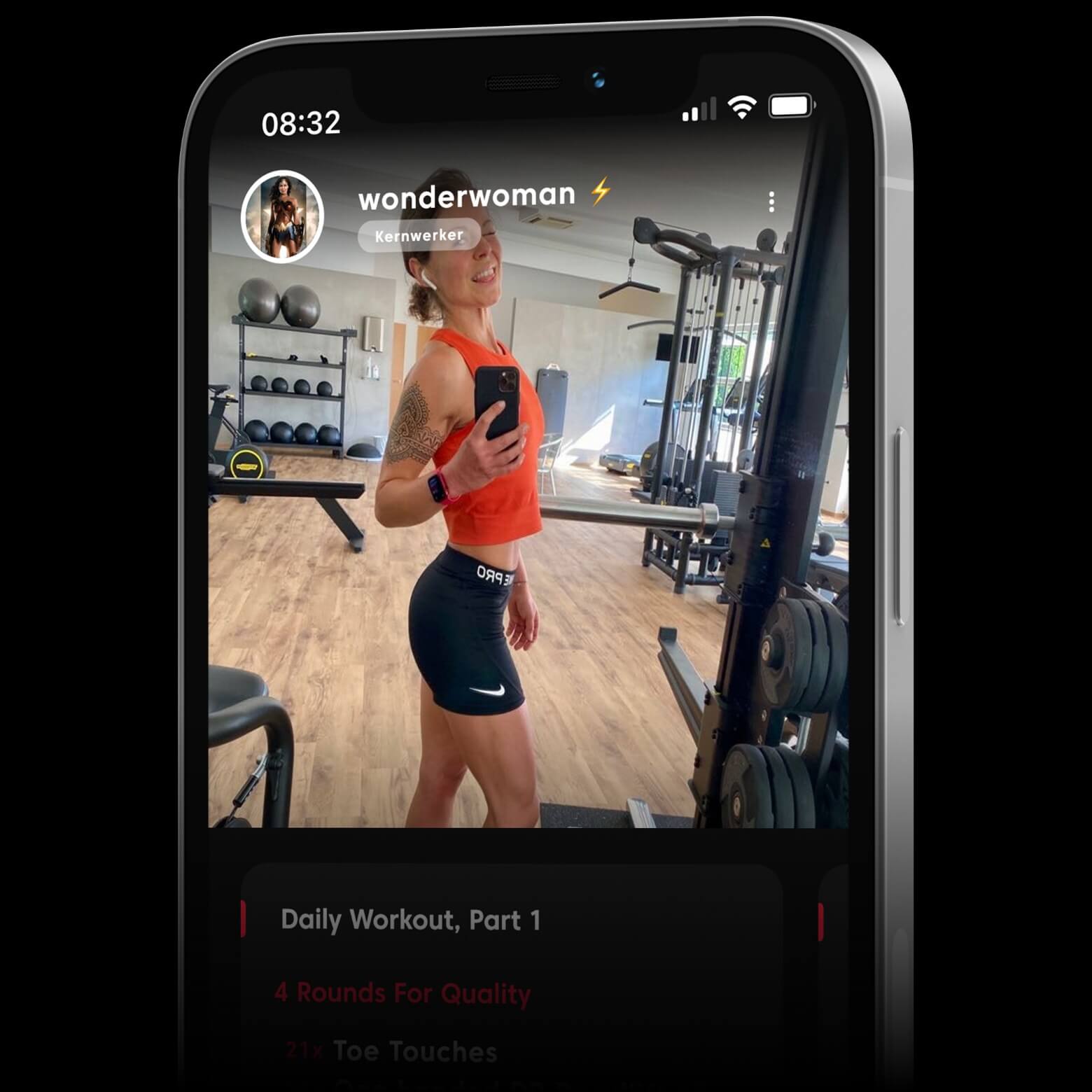Athletin Sarah schaut nach dem Training in die Kamera. Es ist ein Screenshot der Fitness Community.