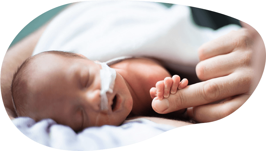 close-up preemie en moederhand