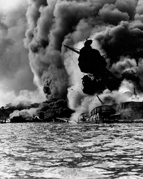 資料写真: 戦艦・港湾／焼け野原など当時の記録写真(モノクロ)