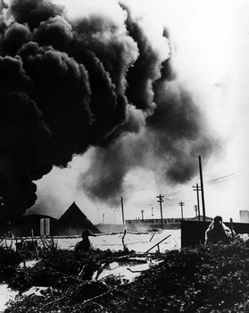 資料写真: 戦艦・港湾／焼け野原など当時の記録写真(モノクロ)