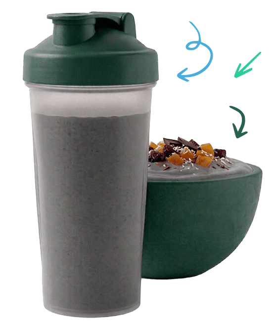Borcan cu smoothie proteic din cereale și cacao, alături de un bol cu ingrediente naturale**