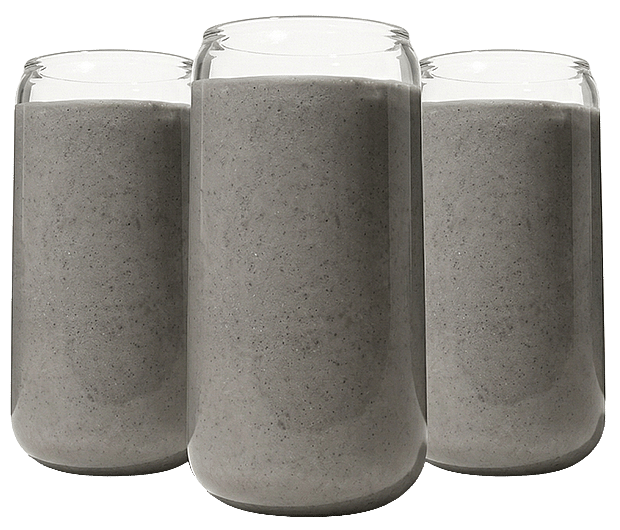 Trei pahare de sticlă tip doză, umplute cu smoothie gri cremos, aranjate simetric pe fundal negru.