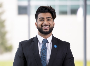 Headshot of male CSUSB business student in suit and tie.