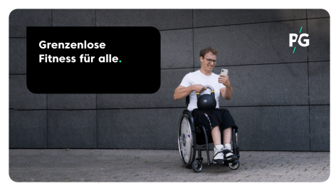 Rollstuhlfahrer sitzt im Rollstuhl und hält Kettlebell und Smartphone