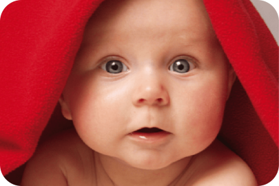 Baby mit roter Fleecedecke auf dem Kopf
