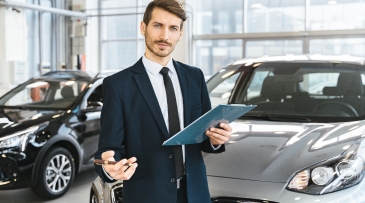 Venditore Autotorino che presenta la formula All Inclusive