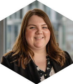 Unsere Conference Room Managerin strahlend in die Kamer lächelnd