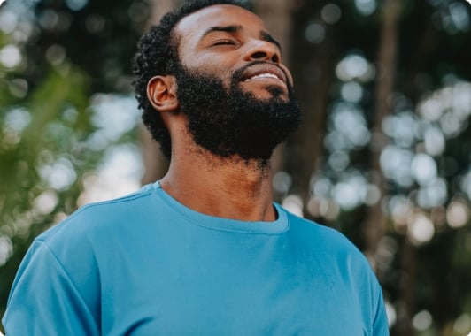 Homme souriant avenir