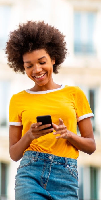 Mulher mexendo no celular