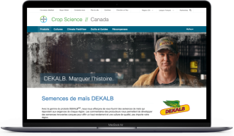Un ordinateur portable ouvert affichant la page d&amp;#39;accueil du site Web de Bayer Crop Science Canada. 