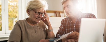 couple with financial issues image