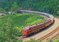 Photo of a train moving around Horseshoe Curve