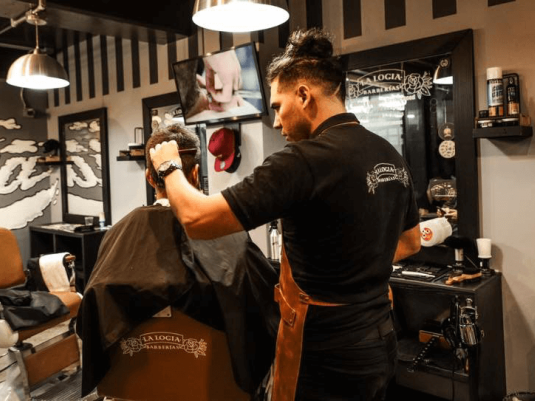 la logia local cortando cabello