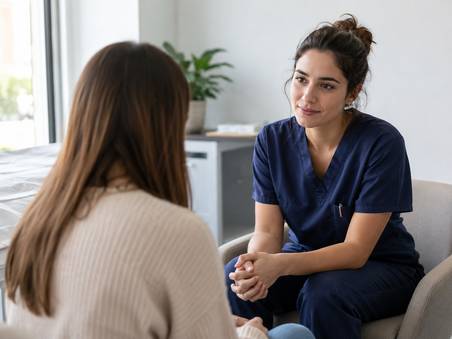 Enfermera de salud mental escuchando y acompañando a una paciente