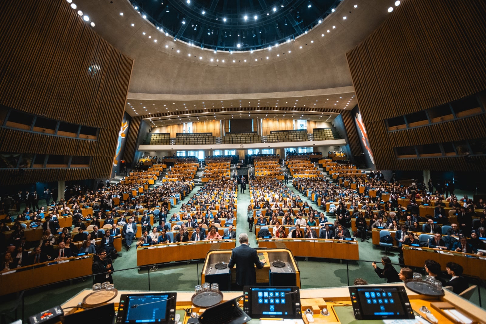 La Sala dell'Assemblea Generale delle Nazioni Unite durante la conferenza CWMUN, con i delegate ai loro posti