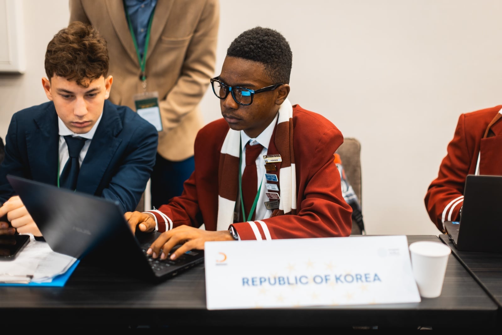 Delegati con cartellino Republic of Korea in sessione di comitato