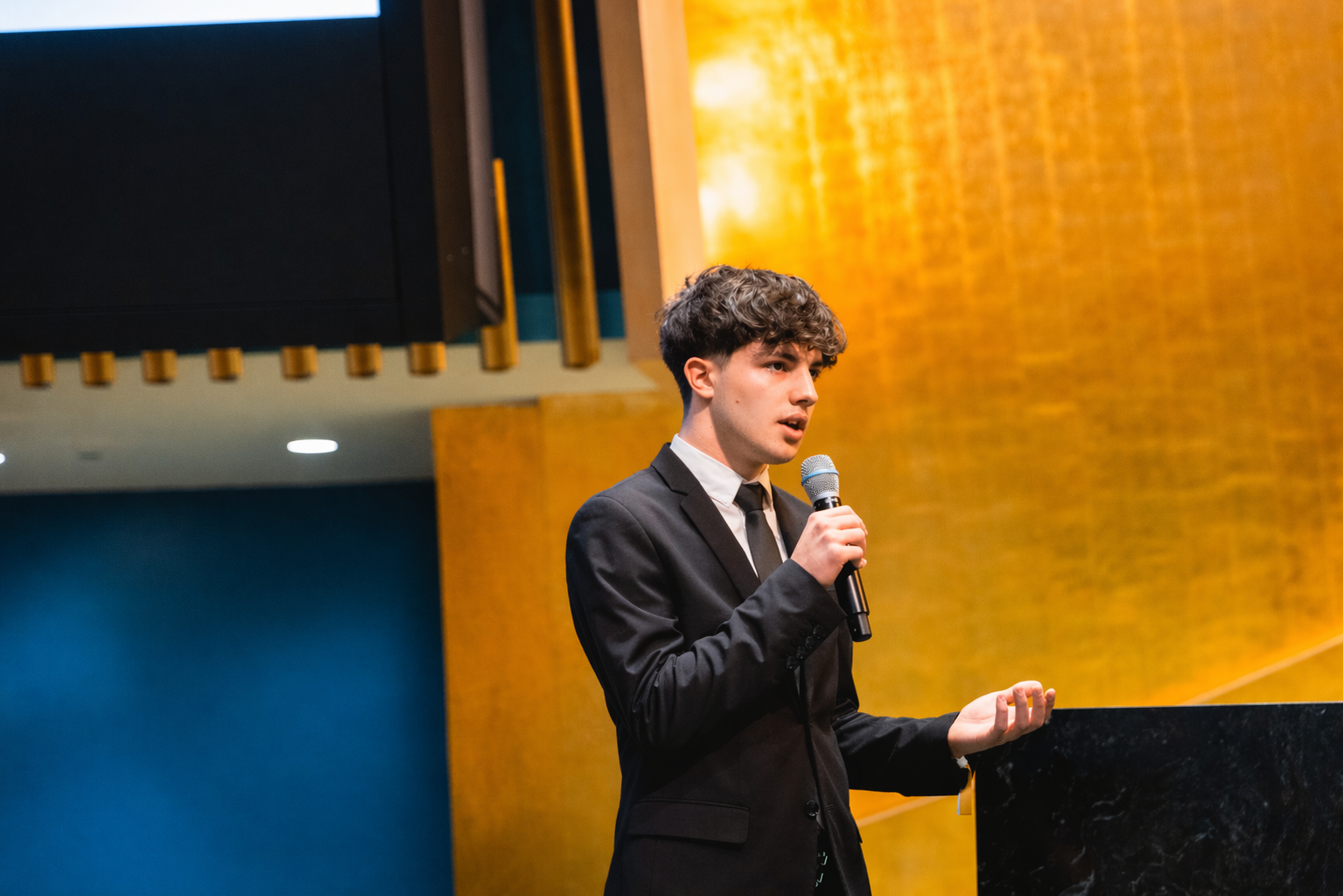 Studente CWMUN durante la conferenza