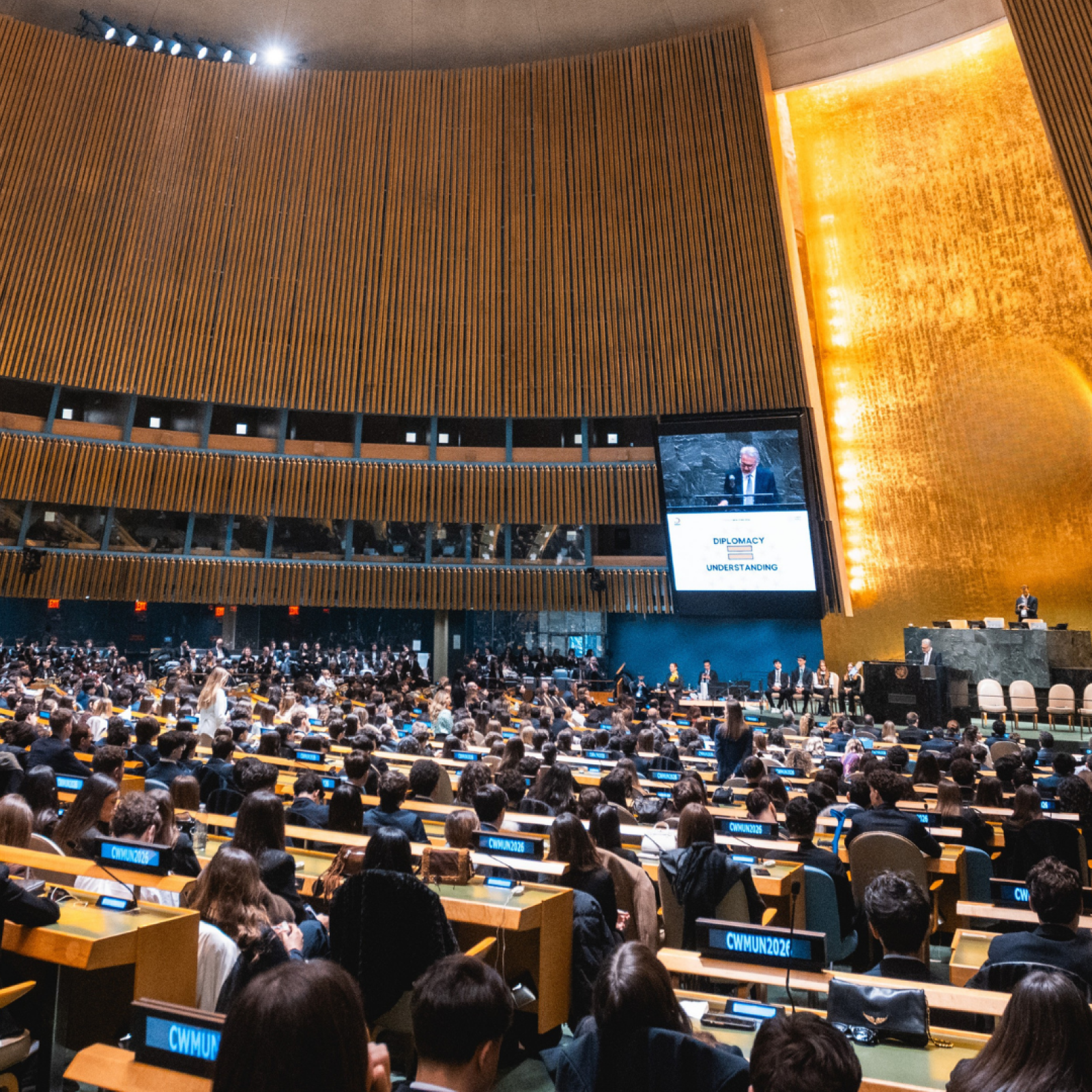 L'Assemblea Generale delle Nazioni Unite gremita di studenti durante una cerimonia CWMUN